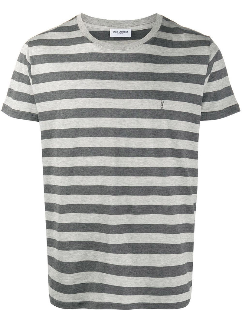 Camiseta gris con listas anchas