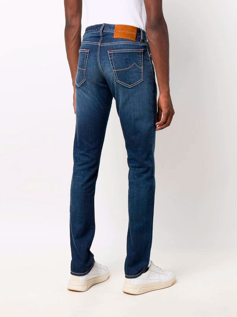 Jeans slim fit en denim oscuro