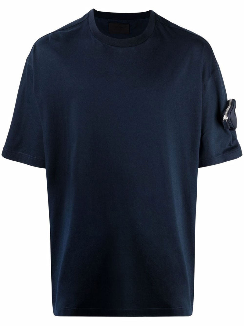 Camiseta azul marino con bolsillo en la manga