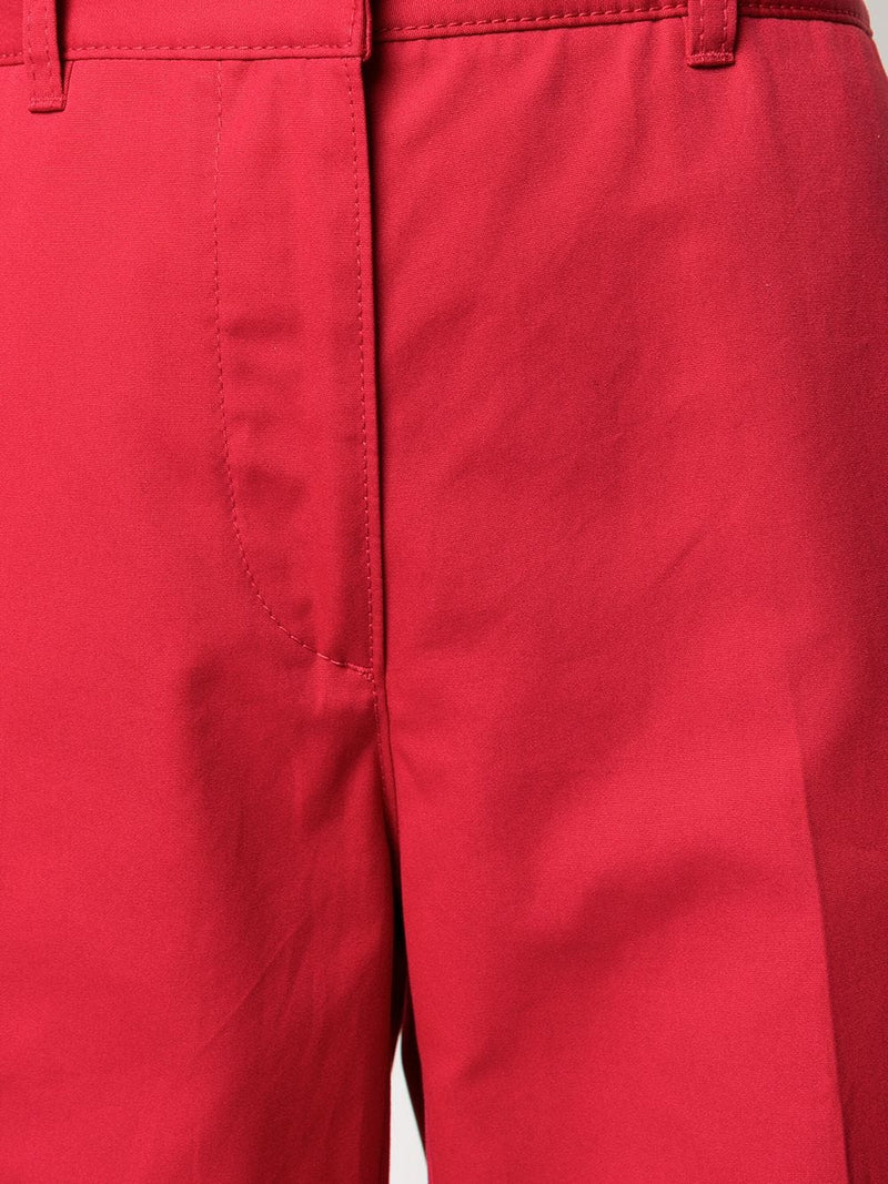 Pantalón rojo con dobladillo con vuelta