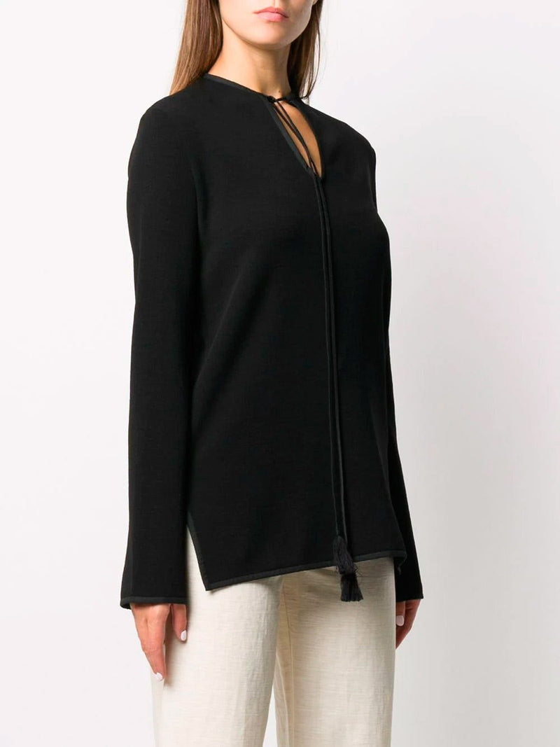 Camiseta negra con escote túnica