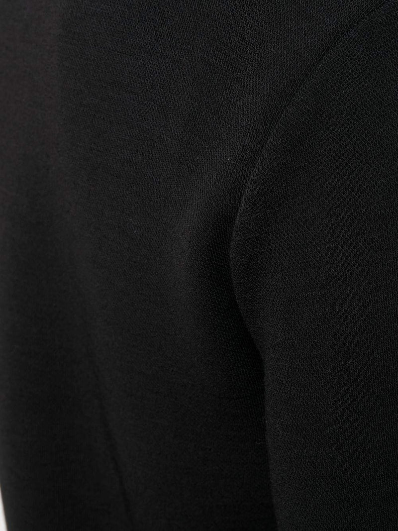 Camiseta negra con escote túnica