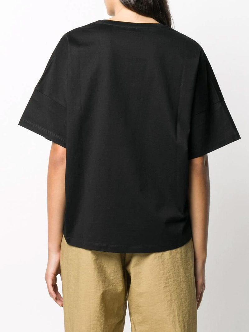 Camiseta cropped negra con anagrama bordado